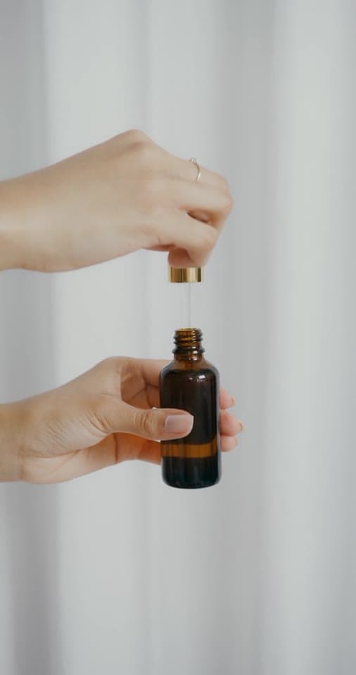 Example video: a hand lifting a dropper out of an amber serum bottle